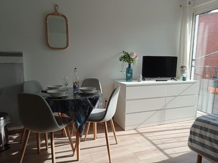 Les Carabins, Clim, Parking, Commerce Fos-sur-Mer Extérieur photo