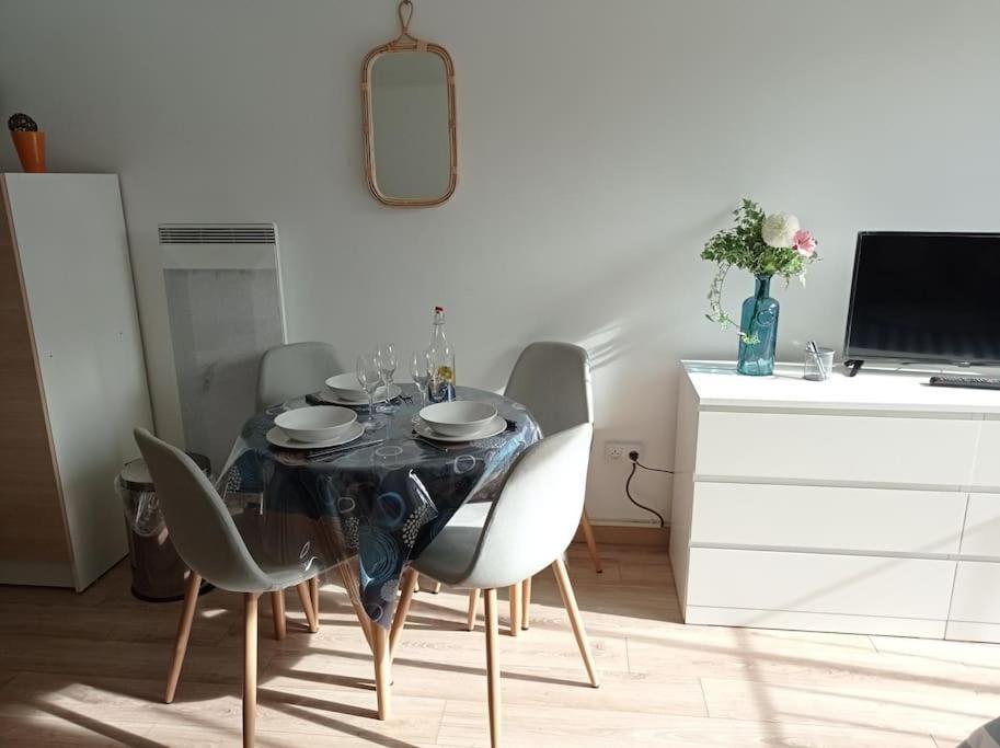 Les Carabins, Clim, Parking, Commerce Fos-sur-Mer Extérieur photo