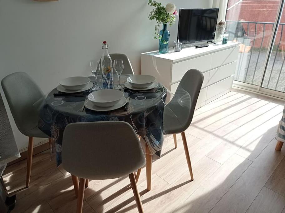 Les Carabins, Clim, Parking, Commerce Fos-sur-Mer Extérieur photo